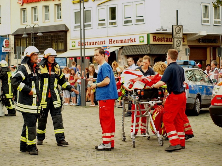 2 Denkmalkletterer hielten Feuerwehr und Polizei in Trapp Koeln Heumarkt P079.JPG